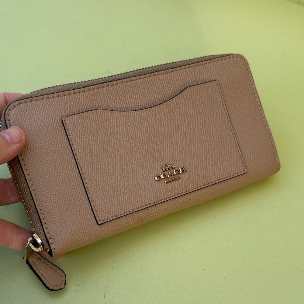 Vintage Coach Beige/Gold Leather Zip Wallet - Picture 2 of 15